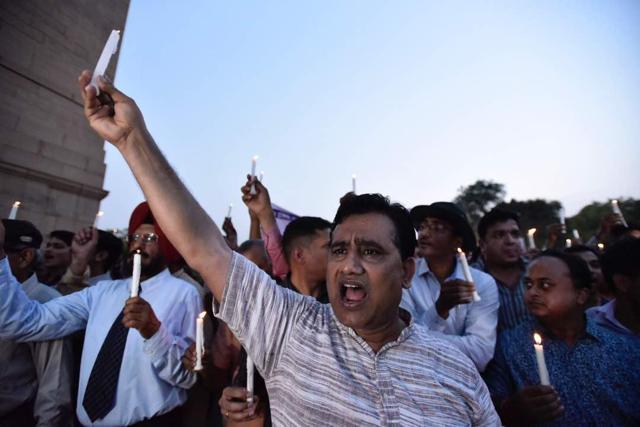 People holding candles at India Gate on Saturday. (Burhaan Kinu/ HT Photo) People holding candles at India Gate on Saturday. (Burhaan Kinu/ HT Photo)