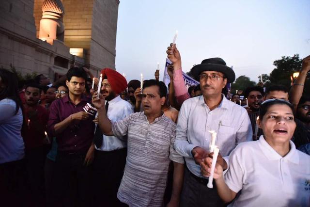People participate in the candle light march at India Gate on Saturday. (Burhaan Kinu/ HT Photo) People participate in the candle light march at India Gate on Saturday. (Burhaan Kinu/ HT Photo)