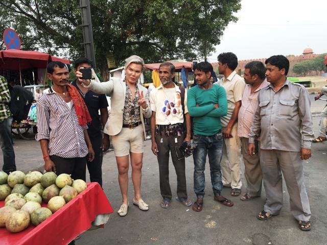 Rodrigo Alves posing with locals during his Delhi visit. (Photo courtesy: Hangingshoesfilm.com) Rodrigo Alves posing with locals during his Delhi visit. (Photo courtesy: Hangingshoesfilm.com)