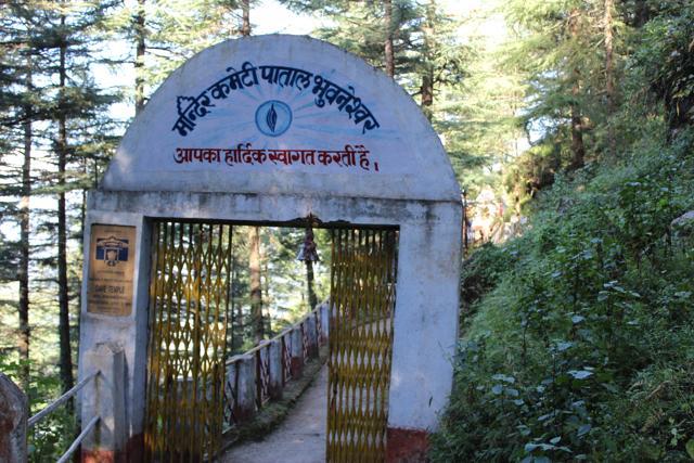 The entrance to Patal Bhuvneshwar Cave site. (Photo: Garima Verma)