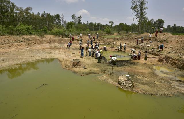 MNREGA workers at a lake rejuvenation project at Mandya, Karnataka. (Arijit Sen/HT Photo) MNREGA workers at a lake rejuvenation project at Mandya, Karnataka. (Arijit Sen/HT Photo)