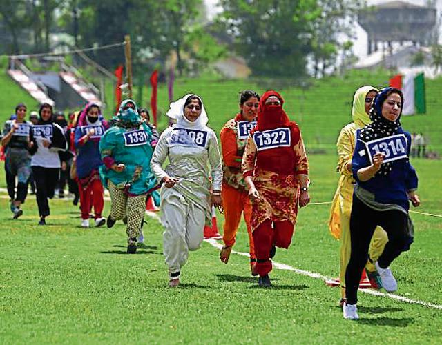Girls take part in a race in the Kashmir Police recruitment drive in Srinagar on Saturday. (Waseem Andrabi/ HT Photo) Girls take part in a race in the Kashmir Police recruitment drive in Srinagar on Saturday. (Waseem Andrabi/ HT Photo)