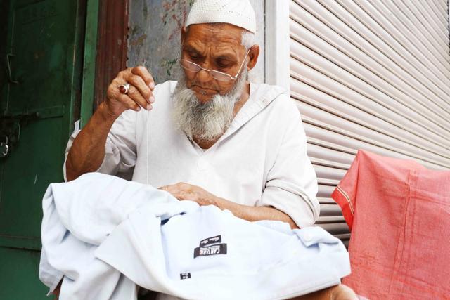The mosque’s elderly caretaker Mohammed Nooruddin. He makes his living as a rafu master, a repairer of torn clothes (Mayank Austen Soofi/ HT) The mosque’s elderly caretaker Mohammed Nooruddin. He makes his living as a rafu master, a repairer of torn clothes (Mayank Austen Soofi/ HT)