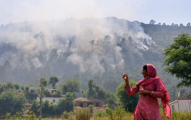 Smoke rises after firing from Pakistan along the border in Nowshera. (Nitin Kanotra/HT Photo) Smoke rises after firing from Pakistan along the border in Nowshera. (Nitin Kanotra/HT Photo)