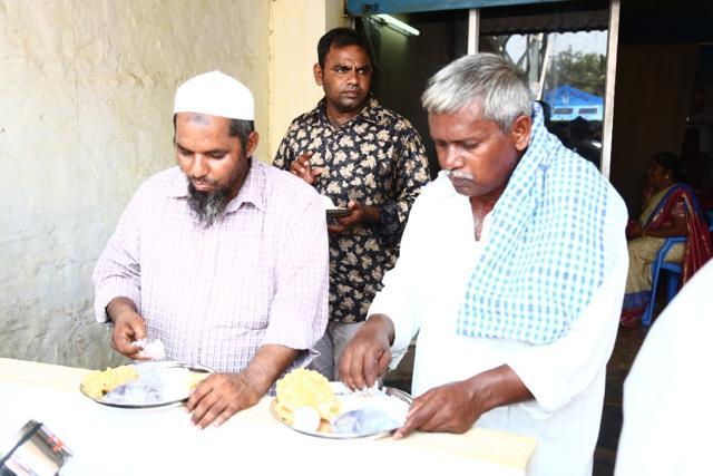 Workers enjoy subsidised meal served from Rajanna canteen. (HT PHOTO) Workers enjoy subsidised meal served from Rajanna canteen. (HT PHOTO)