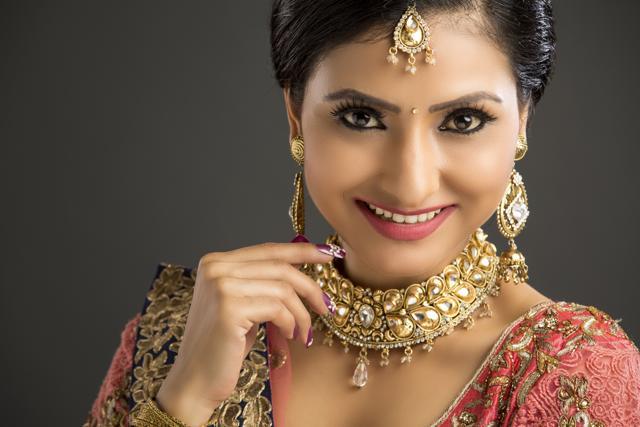 With a round face, one should avoid wearing long earrings. (Shutterstock) With a round face, one should avoid wearing long earrings. (Shutterstock)