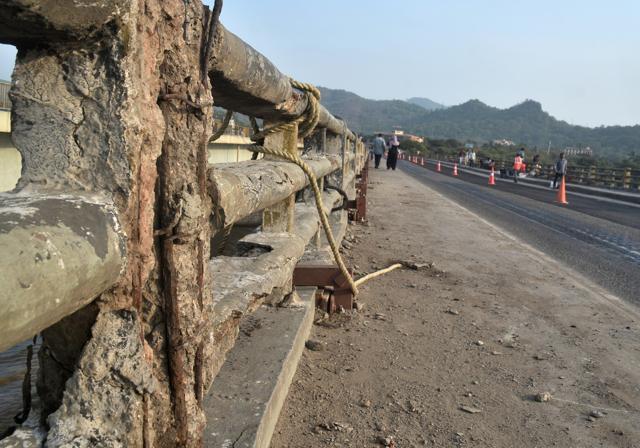 The Bombay high court had rapped the state government over the dilapidated condition of this bridge. (Prashant Waydande/HT)