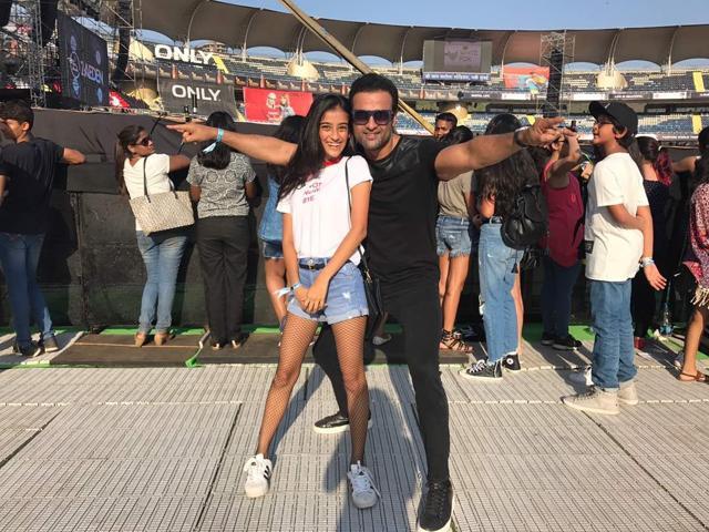 Actor Rohit Roy with his daughter Kiara at DY Patil stadium.