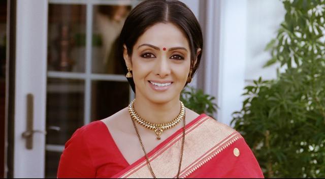 Simple, small earrings look best on a round face. Simple, small earrings look best on a round face.