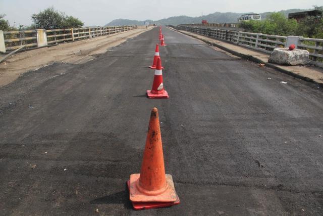 The stretch is deserted as workers scramble to get it functional by the deadline. (Pramod Thakur/HT)