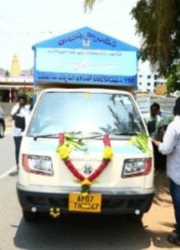 The van in which Alla Ramakrishna Reddy runs his Rajanna canteen and serves food to the poor. (HT PHOTO) The van in which Alla Ramakrishna Reddy runs his Rajanna canteen and serves food to the poor. (HT PHOTO)