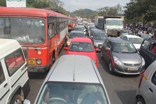Around 50,000 vehicles use the 49-metre bridge built over the Versova creek daily. (Pramod Thakur/HT)