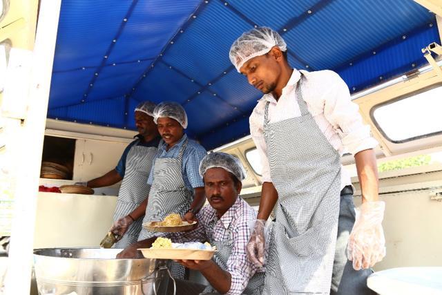 Canteen staff serve food from the mobile Rajanna canteen. (HT PHOTO) Canteen staff serve food from the mobile Rajanna canteen. (HT PHOTO)