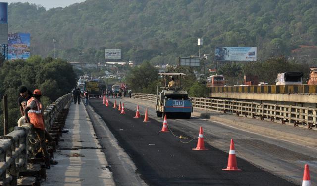 Around 50,000 vehicles use the 49-metre bridge daily. (Prashant Waydande/HT)