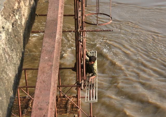On edge: Over the next few days, workers will test if the bridge is capable of carrying heavy loads. (Prashant Waydande/HT)