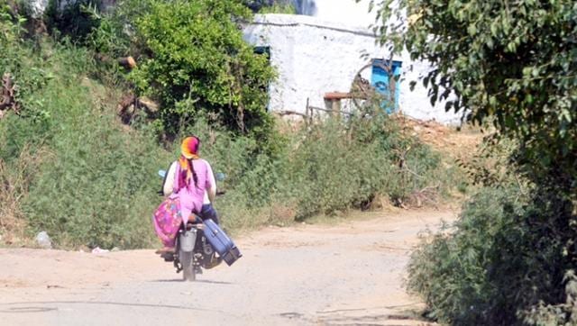 Villagers move to safer shelters following cross-border shelling in Nowshera. (Nitin Kanotra/HT photo)