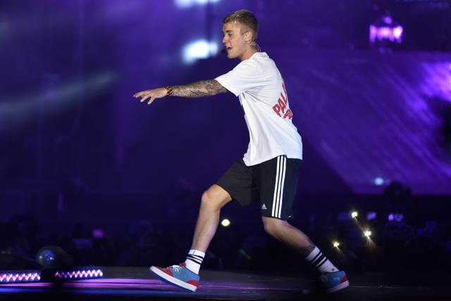Canadian pop singer Justin Bieber performs for his purpose tour at DYPatil stadium,Nerul in Mumbai, India. (Pratik Chorge/HT Photo) Canadian pop singer Justin Bieber performs for his purpose tour at DYPatil stadium,Nerul in Mumbai, India. (Pratik Chorge/HT Photo)