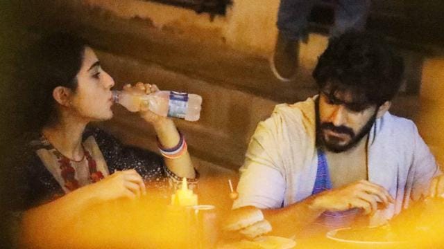 Actor Harshvardhan Kapoor and Sara Ali Khan were spotted on a dinner date in Bandra, Mumbai. (Viral Bhayani)