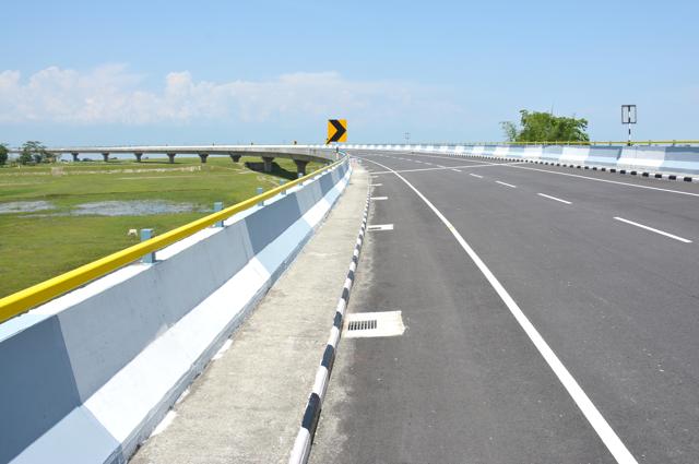 Dhola-Sadiya is not the only bridge in the Northeast that will go into the record books. This bridge near Dibrugarh town, 4.94 km in length, will be India’s longest road-rail bridge. (Pronib Das/HT Photo)