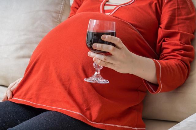 Warning pregnant women over dangers of alcohol goes too far, experts ...