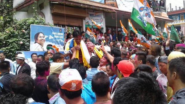 TMC workers celebrating civic poll victory on Wednesday. (HT Photo) TMC workers celebrating civic poll victory on Wednesday. (HT Photo)