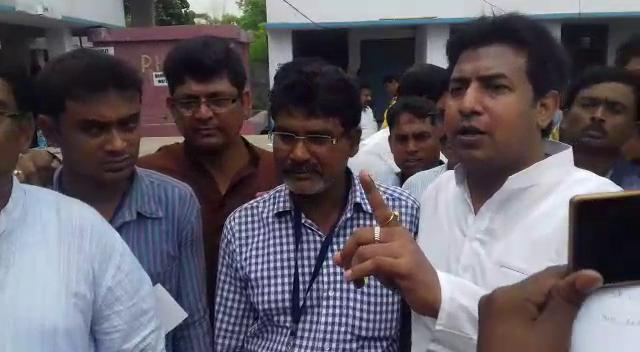 Asadul Islam with Soumik Hossain (in white kurta), who is likely to be the chairman of Domkal municipality. (HT Photo) Asadul Islam with Soumik Hossain (in white kurta), who is likely to be the chairman of Domkal municipality. (HT Photo)
