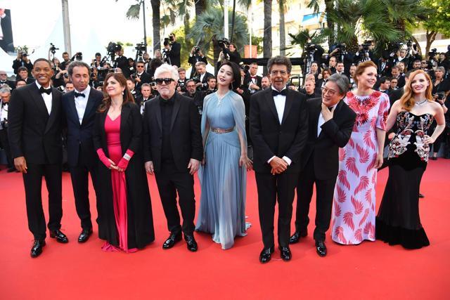 (From left) US actor Will Smith, Italian director Paolo Sorrentino, French actor and director Agnes Jaoui, Spanish director and President of the Feature Film Jury Pedro Almodovar, Chinese actor Fan Bingbing, French music composer Gabriel Yared, South Korean director Park Chan-wook, German director Maren Ade and US actor Jessica Chastain pose as they arrive on May 17, 2017 for the screening of the film 'Ismael's Ghosts' (Les Fantomes d'Ismael) at Cannes. (AFP) (From left) US actor Will Smith, Italian director Paolo Sorrentino, French actor and director Agnes Jaoui, Spanish director and President of the Feature Film Jury Pedro Almodovar, Chinese actor Fan Bingbing, French music composer Gabriel Yared, South Korean director Park Chan-wook, German director Maren Ade and US actor Jessica Chastain pose as they arrive on May 17, 2017 for the screening of the film 'Ismael's Ghosts' (Les Fantomes d'Ismael) at Cannes. (AFP)