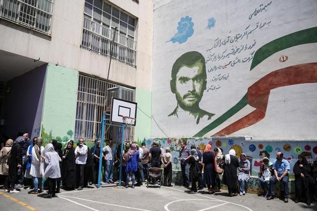Voters stand in a queue to cast their ballots during the presidential election in a Jewish and Christian district in the center of Tehran, Iran, May 19, 2017. (Reuters Photo) Voters stand in a queue to cast their ballots during the presidential election in a Jewish and Christian district in the center of Tehran, Iran, May 19, 2017. (Reuters Photo)