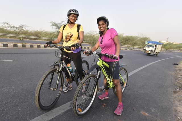 Groups of cyclists, in their colourful jackets, padded pants, helmets et al, ride down the road all the way to Faridabad and back. (Sanjeev Verma/HT Photo) Groups of cyclists, in their colourful jackets, padded pants, helmets et al, ride down the road all the way to Faridabad and back. (Sanjeev Verma/HT Photo)
