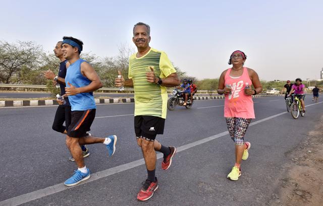 The runners are not the only ones who enjoy the slopes of Gurgaon-Faridabad Road. (Sanjeev Verma/HT Photo) The runners are not the only ones who enjoy the slopes of Gurgaon-Faridabad Road. (Sanjeev Verma/HT Photo)