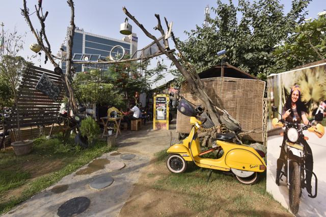 The Throttle Shrottle café is done up in a rustic manner using discarded parts of motorcycles and other vehicles. (Sanjeev Verma/HT Photo) The Throttle Shrottle café is done up in a rustic manner using discarded parts of motorcycles and other vehicles. (Sanjeev Verma/HT Photo)