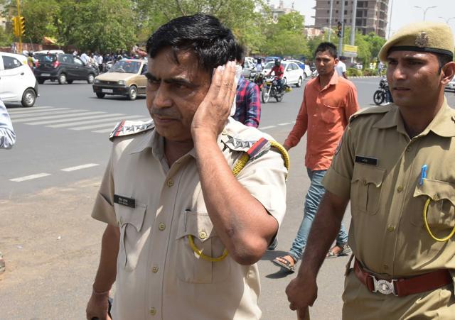 A police official injured in stone pelting by students. (Prabhakar Sharma/HT Photo)
