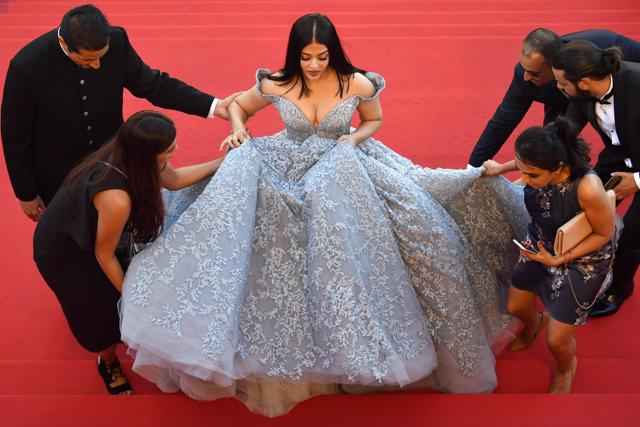 Aishwarya Rai Bachchan needed a few helping hands. (AFP) Aishwarya Rai Bachchan needed a few helping hands. (AFP)