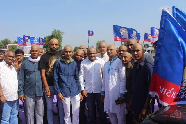 Patidar community members tonsure their head ahead of PM Modi’s visit to protest against police killing in 2015. (HT Photo)