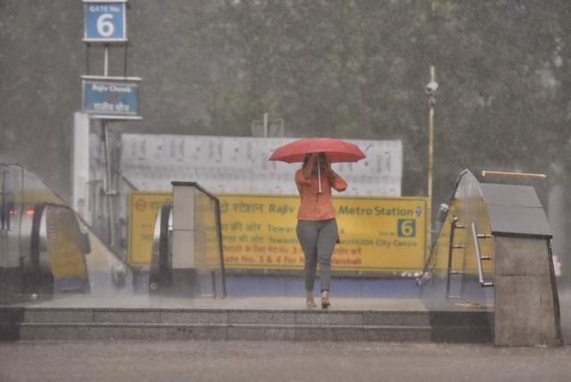 Near Rajiv Gandhi metro station. (Ravi Choudhary/HT Photo)