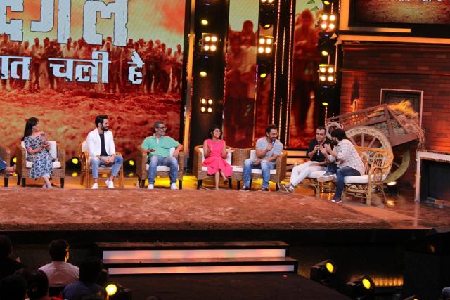 Aamir Khan with his wife and filmmaker Kiran Rao with Dangal team during the visit On the set Of "Sa Re Ga Ma Pa 2017 in Mumbai on May 20. (IANS) Aamir Khan with his wife and filmmaker Kiran Rao with Dangal team during the visit On the set Of "Sa Re Ga Ma Pa 2017 in Mumbai on May 20. (IANS)