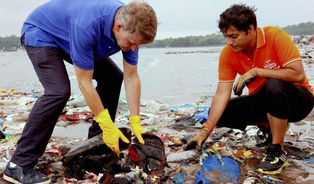 Afroz Shah (right) and Erik Solheim, head of United Nations Environment, cleaning Versova beach. (HT Photo) Afroz Shah (right) and Erik Solheim, head of United Nations Environment, cleaning Versova beach. (HT Photo)
