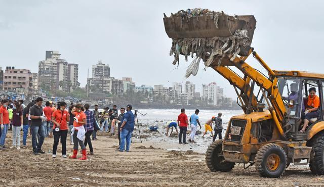 The Maharashtra Maritime Board (MMB) joined the Versova Residents Volunteers (VRV) on their quest to clean the beach. (HT Photo)