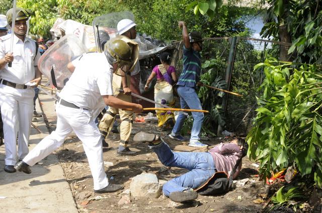 Police attack agitators on Mayo Road on Monday. (Samir Jana) Police attack agitators on Mayo Road on Monday. (Samir Jana)