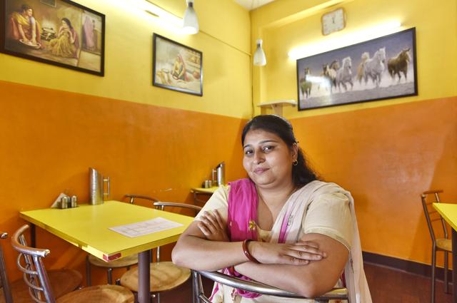 Some auto drivers from UP helped Urvashi in perfecting the imli-base needed to prepare the chhole. She was wrongly using lemon juice. (Sanjeev Verma/HT Photo) Some auto drivers from UP helped Urvashi in perfecting the imli-base needed to prepare the chhole. She was wrongly using lemon juice. (Sanjeev Verma/HT Photo)