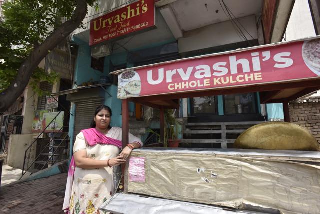 Urvashi Yadav’s journey began on a push cart selling chhole-kulche on the roadside in sector 14 in June 2016. A year since then she now owns a small restaurant in Sukhrali village. (Sanjeev Verma/HT Photo) Urvashi Yadav’s journey began on a push cart selling chhole-kulche on the roadside in sector 14 in June 2016. A year since then she now owns a small restaurant in Sukhrali village. (Sanjeev Verma/HT Photo)