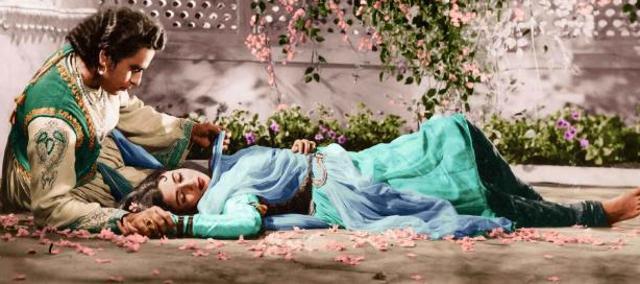 Mughal-e-Azam follows the love affair between Mughal Prince Salim and Anarkali, a court dancer. Mughal-e-Azam follows the love affair between Mughal Prince Salim and Anarkali, a court dancer.
