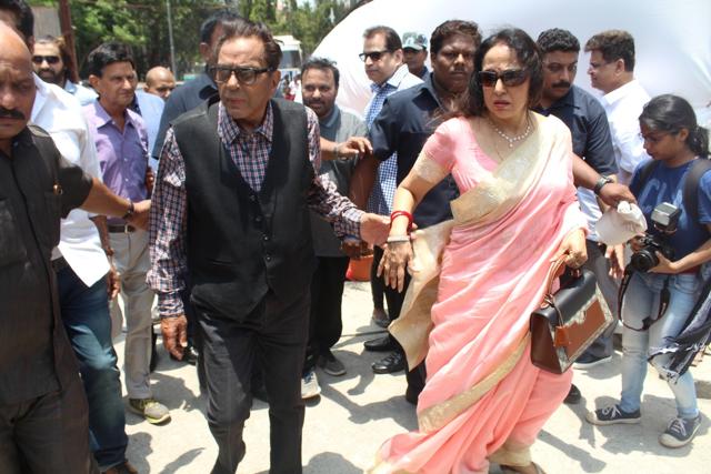 Dharmendra and Hema Malini during the mahurat of filmmaker Anil Sharma`s film Genius, in Mumbai. (IANS) Dharmendra and Hema Malini during the mahurat of filmmaker Anil Sharma`s film Genius, in Mumbai. (IANS)