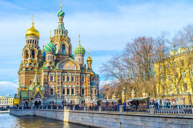 The crowded souvenir market on the Griboedov Canal embankment at the Church of the Savior on Spilled Blood in Saint Petersburg, Russia. (Shutterstock)