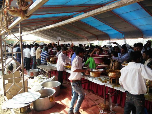 More than 400 teachers of Singrauli, about 600 km east of state capital Bhopal, were mobilised for the mass wedding. Among them, nearly 40 were on food serving duty. (HT Photo)