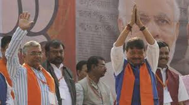 BJP state president Dilip Ghosh (one hand raised) and national general secretary Kailash Vijayvargiya (both hands raised) will be leading two of the rallies on Thursday. (HT Photo) BJP state president Dilip Ghosh (one hand raised) and national general secretary Kailash Vijayvargiya (both hands raised) will be leading two of the rallies on Thursday. (HT Photo)
