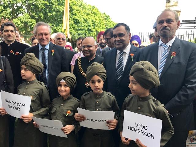 Leicester mayor Peter Soulsby (second from left), Leicester lord mayor Rashmikant Joshi (third from left) with Indian high commissioner Y K Sinha (second from right) and children carrying names of members of the Indian Labour Corps. (HT photo) Leicester mayor Peter Soulsby (second from left), Leicester lord mayor Rashmikant Joshi (third from left) with Indian high commissioner Y K Sinha (second from right) and children carrying names of members of the Indian Labour Corps. (HT photo)