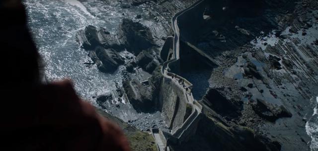 Melisandre looks on as Daenerys approaches the gates of Dragonstone.