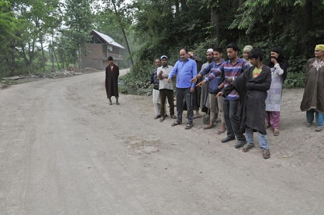 Villagers in Utligam point towards the spot where Farooq Dar was tied up on the army jeep. (Waseem Andrabi / HT Photo) Villagers in Utligam point towards the spot where Farooq Dar was tied up on the army jeep. (Waseem Andrabi / HT Photo)