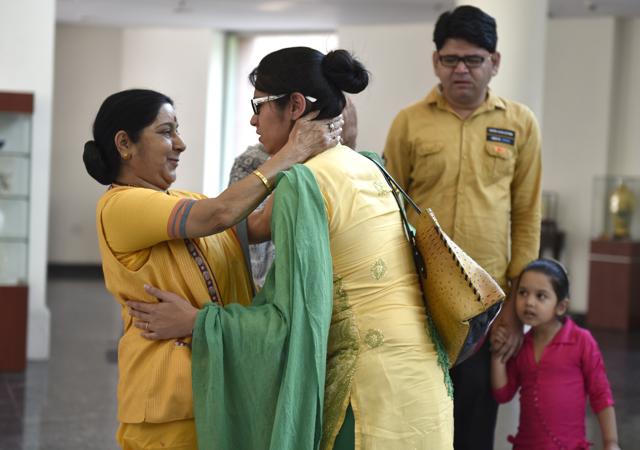 External affairs minister Sushma Swaraj greets Uzma Ahmed, who returned from Pakistan. (Arvind Yadav/HT PHOTO) External affairs minister Sushma Swaraj greets Uzma Ahmed, who returned from Pakistan. (Arvind Yadav/HT PHOTO)